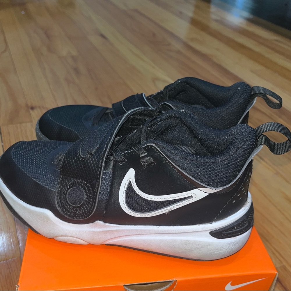 Kids basketball sneakers